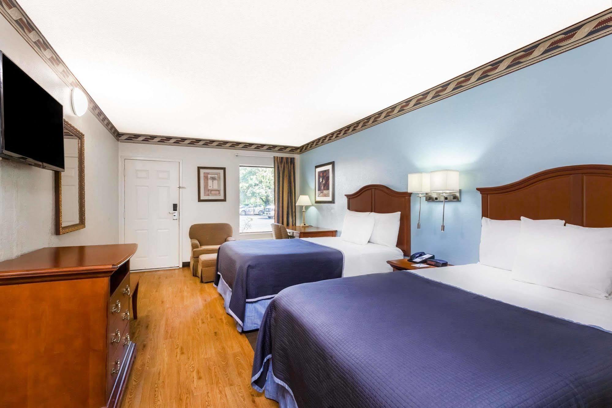 Howard Johnson By Wyndham Savannah Ga Georgetown Bagian luar foto